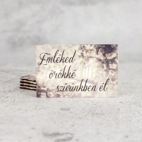   Nyomtatott fa tábla "Emléked örökké szívünkben él" 8,5x5,5 cm